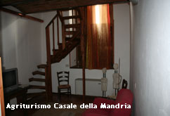 Fotografia della camera Cappuccetto Rosso presso l'Agriturismo Casale della Mandria